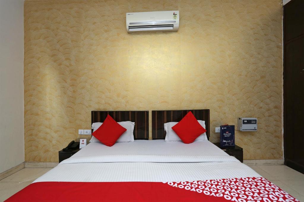 Säng eller sängar i ett rum på OYO 429 Hotel Kisna Residency