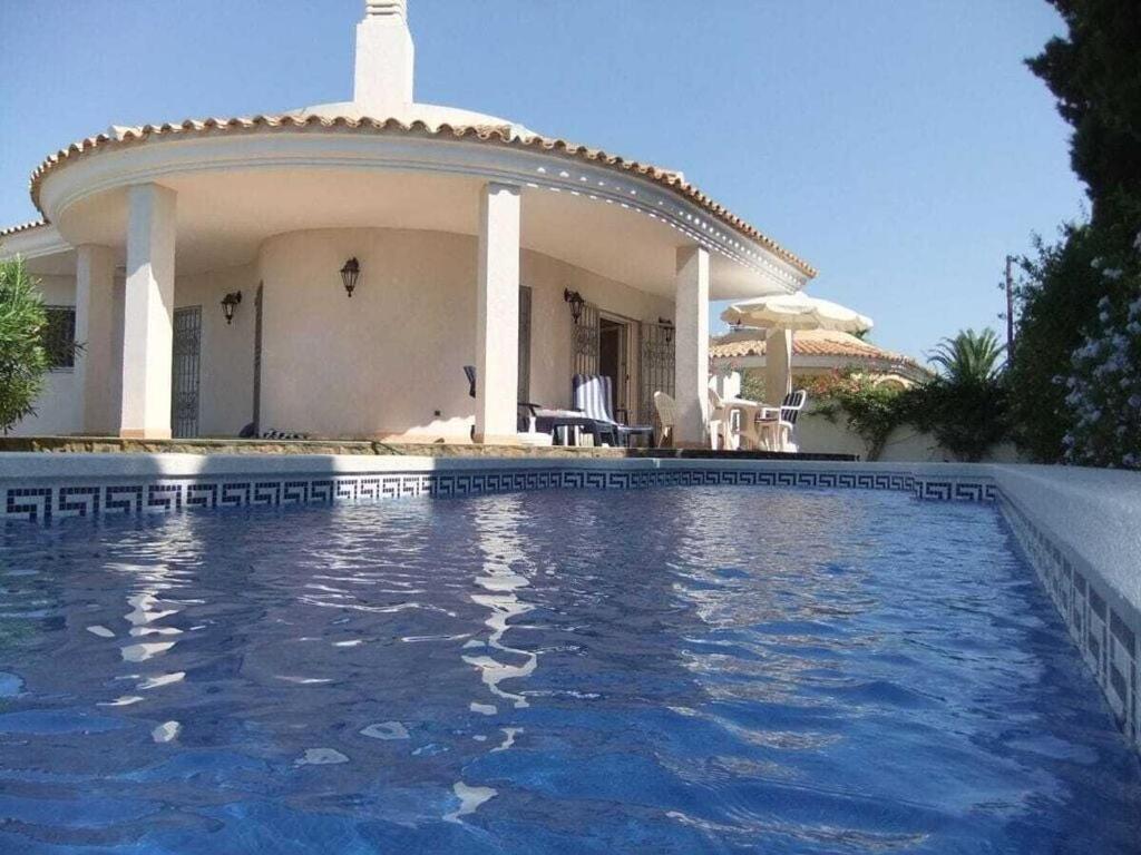 una piscina davanti a una casa di Casa Ayelen Comfortable holiday residence a Vinarós