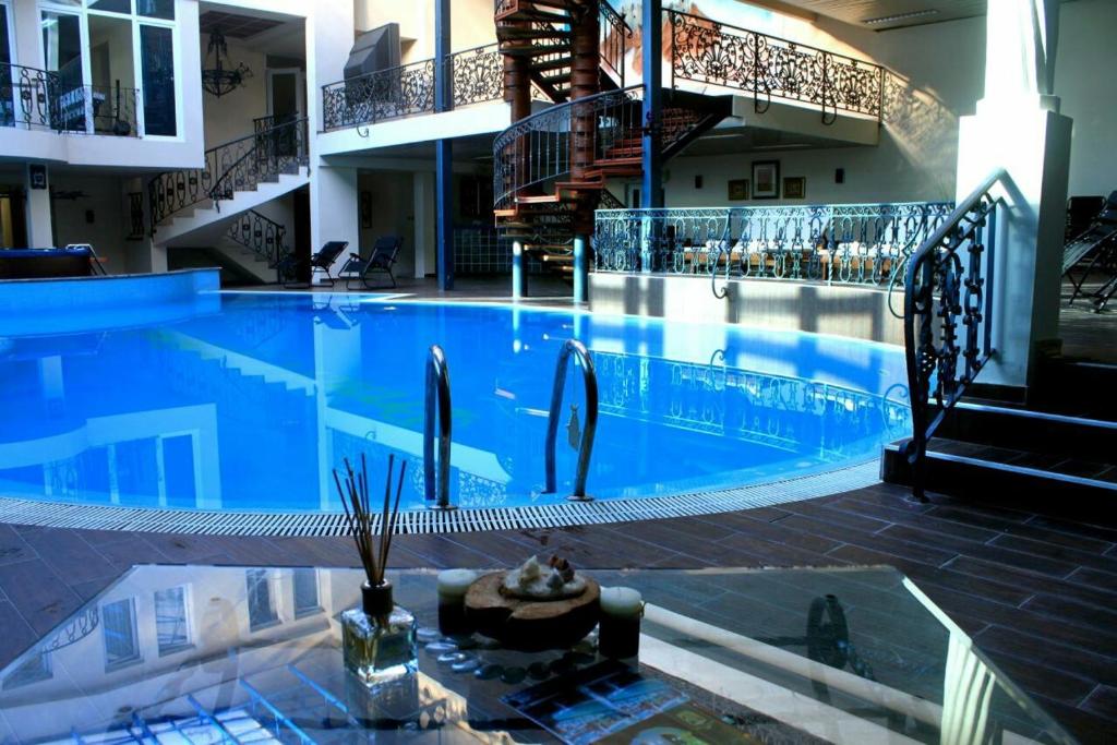 Bazén v ubytování Hotel Princi i Arberit nebo v jeho okolí