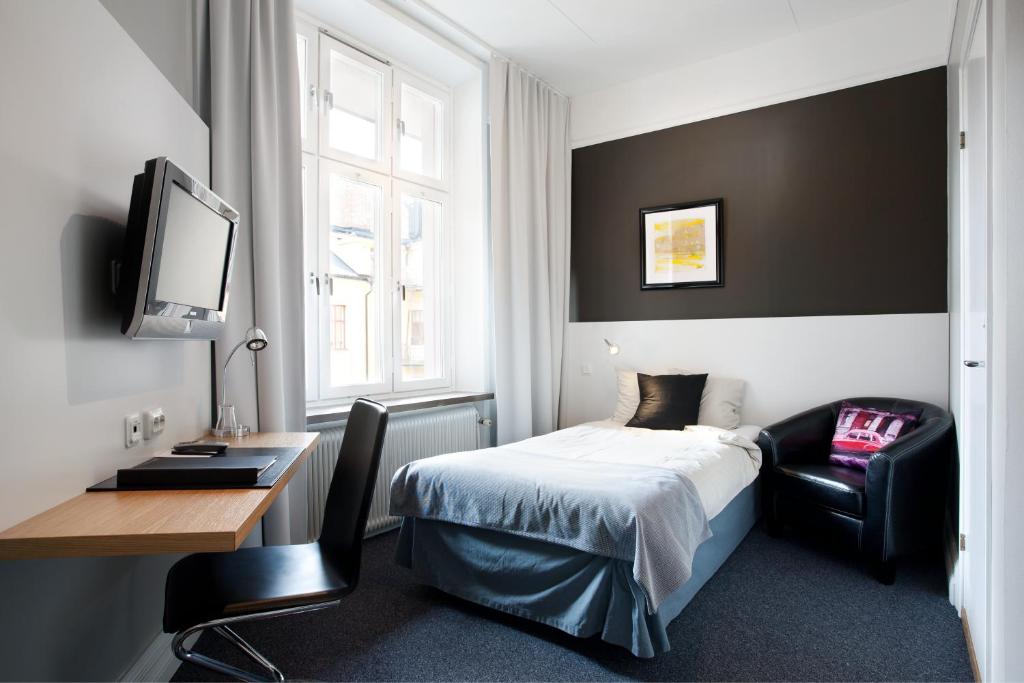 TV a/nebo společenská místnost v ubytování Hotel Örebro