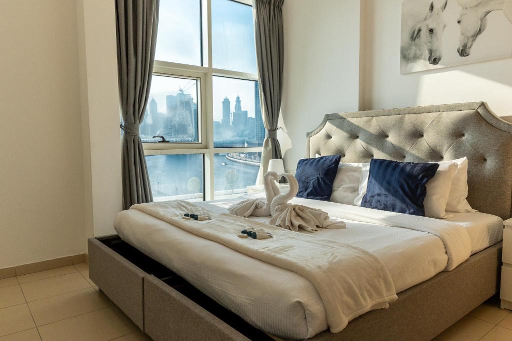 Postel nebo postele na pokoji v ubytování 1Br Suit with Full Canal View - Down Town