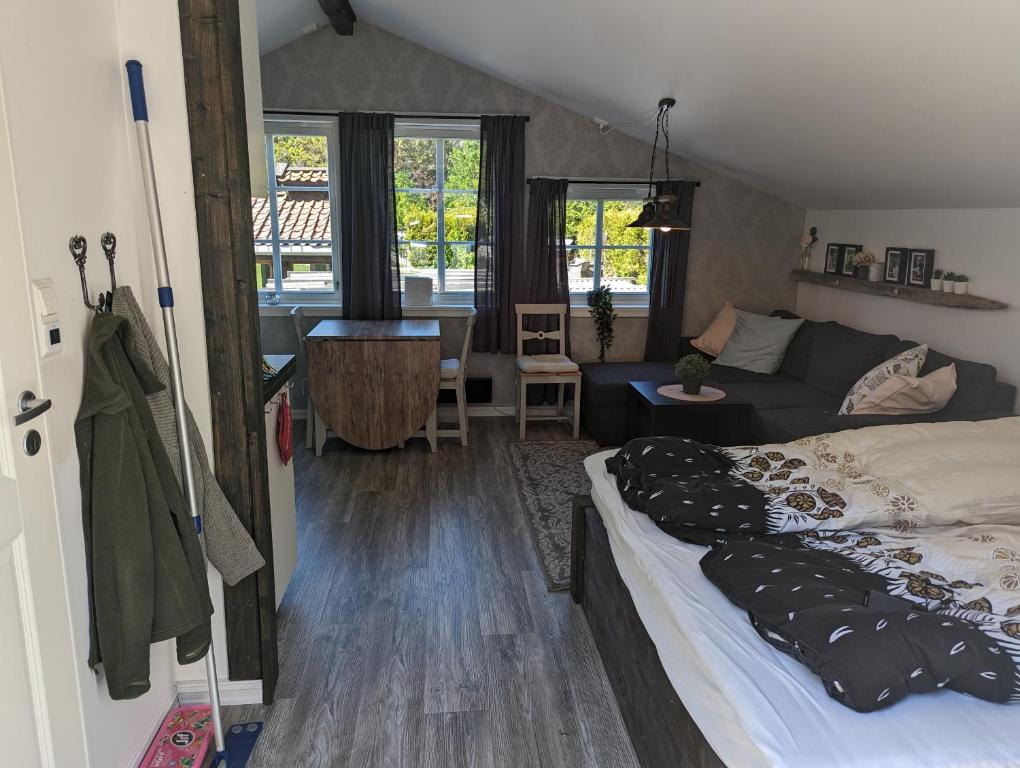 - une chambre avec un lit et un salon dans l'établissement Midtbø Gard, à Åna-Sira