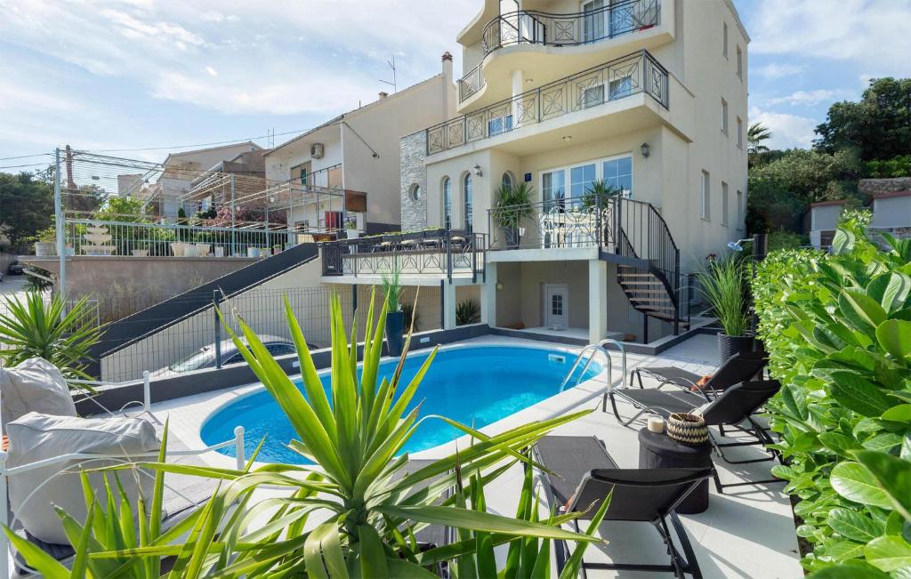 Awesome Apartment In Podstrana