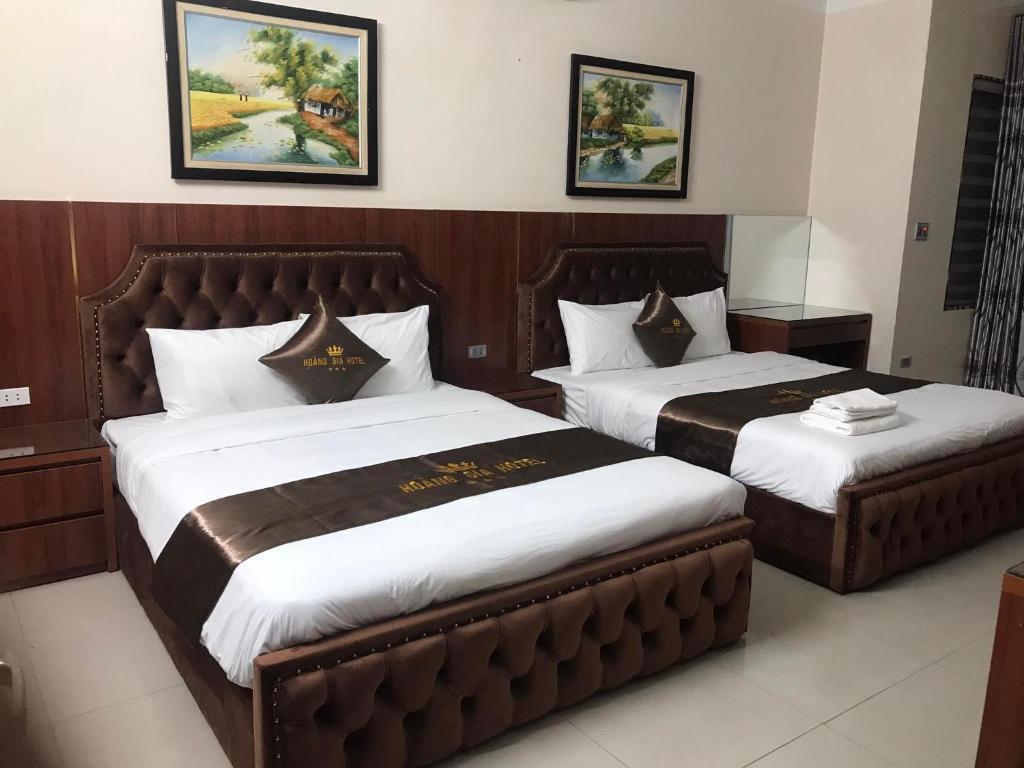 een hotelkamer met 2 bedden in een kamer bij HOÀNG GIA Hotel ĐÔNG ANH in Dong Anh
