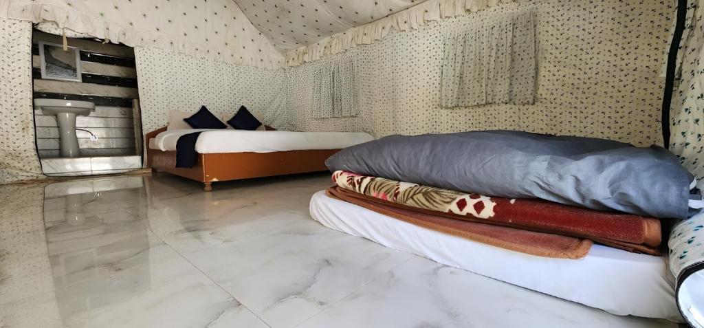 a bedroom with two beds in a room at Welstays Beas River in Manāli