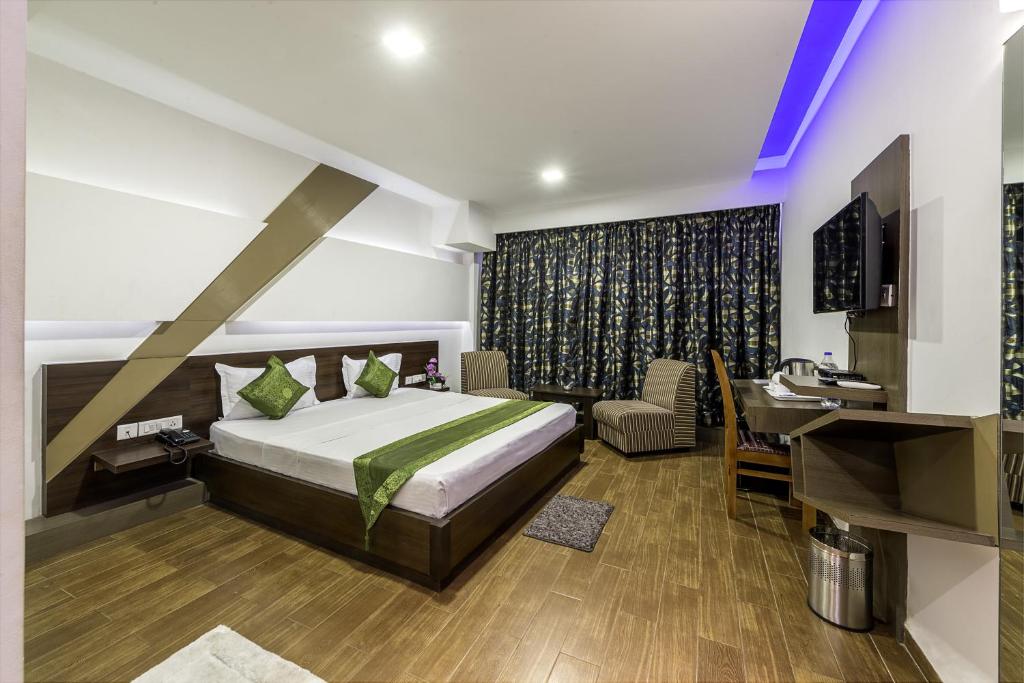 Habitación de hotel con cama y escritorio en Treebo Trend Edge St Marks Road, en Bangalore