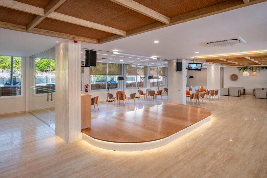 Zona de estar de GHT Oasis Tossa & Spa