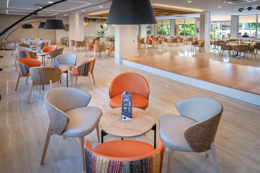 Un restaurante o sitio para comer en GHT Oasis Tossa & Spa