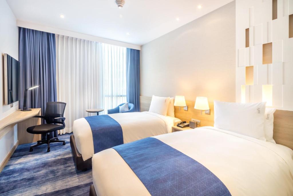 Postel nebo postele na pokoji v ubytování Holiday Inn Express Bangkok Soi Soonvijai by IHG