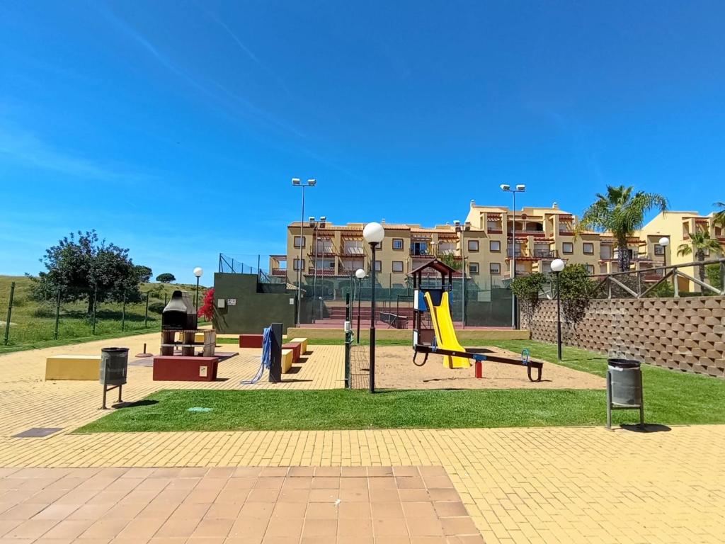 een park met een speeltuin met glijbaan bij Paola´s Costa Esuri, Albatros-Golf in Ayamonte