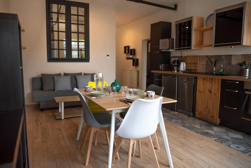 une cuisine et un salon avec une table et des chaises dans l'établissement Etape 37, à Tours