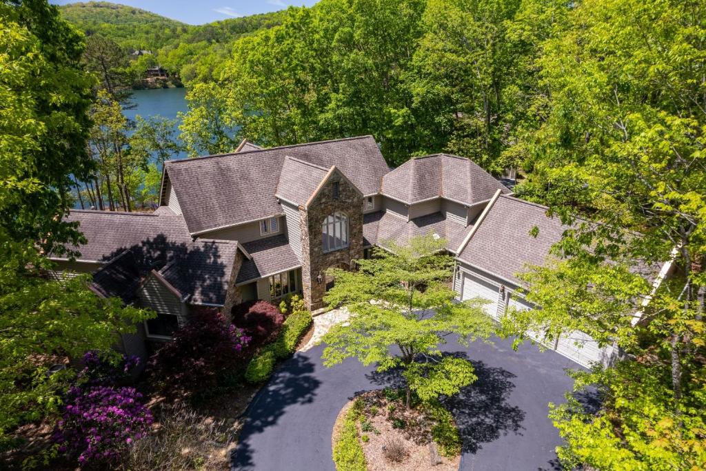 an overhead view of a house with a driveway at Lakeside Paradise - Luxury by the lake in Afton