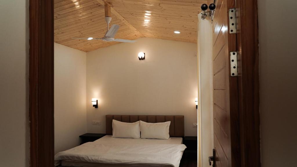Postel nebo postele na pokoji v ubytování Saanjh Cottages