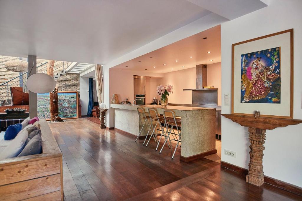 une cuisine et un salon avec un bar dans une maison dans l'établissement Enchanted Candy Factory Retreat, à Montreuil