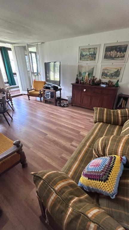 a living room with a couch and a flat screen tv at Le Verande sulle piste in San Massimo