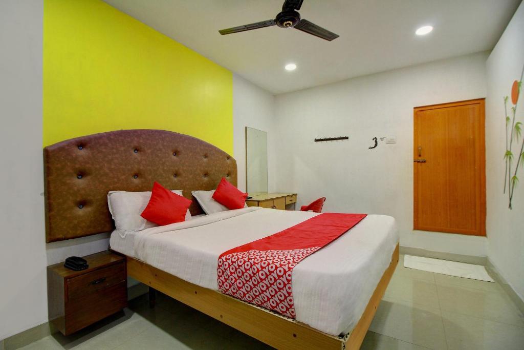 Tempat tidur dalam kamar di OYO Flagship Ananda Inn