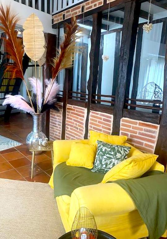 Posezení v ubytování LE PRIEURé - Suites romantiques spa privatif, piscine, jardin, massages proche de Toulouse