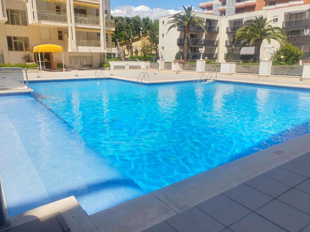 Bazén v ubytování SALOU Novelty primera línea de mar nebo v jeho okolí