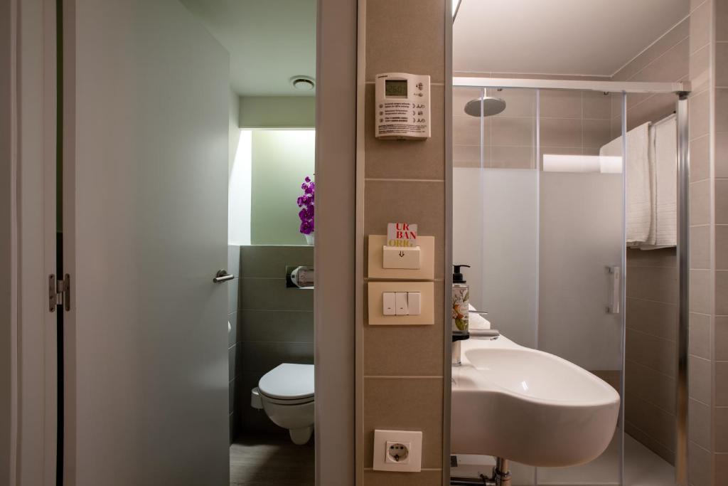 Koupelna v ubytování Hotel Bed4U Pamplona