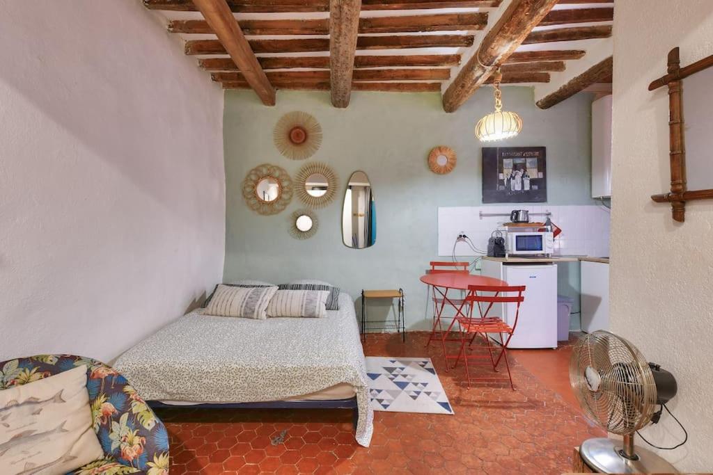 une chambre avec un lit et une table et une cuisine dans l'établissement Charmant studio proche du Vieux Port, à Marseille