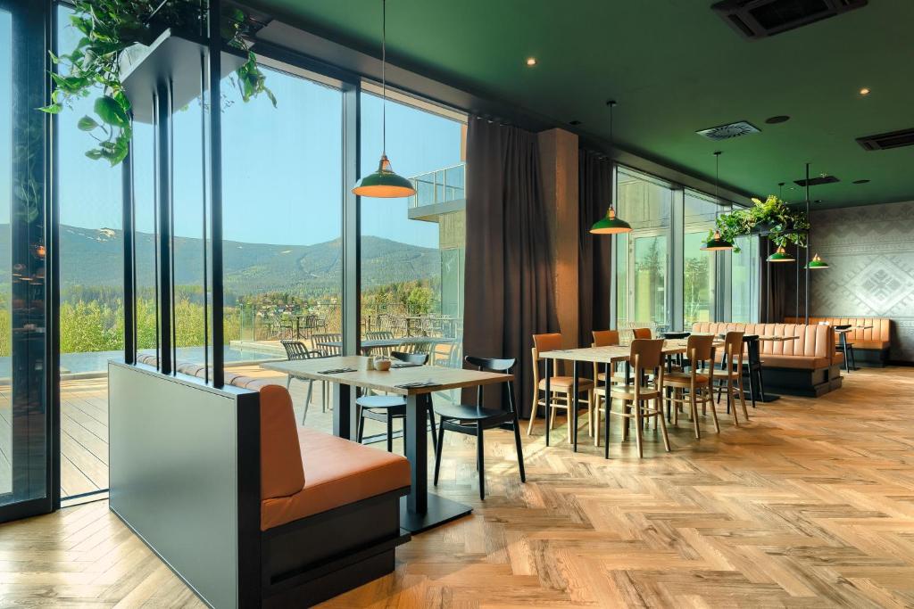 Nespecifikovaný výhled na hory nebo výhled na hory při pohledu z aparthotelu