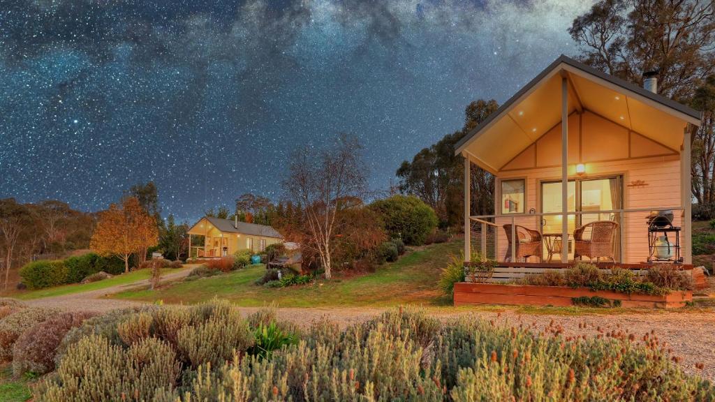 Una pequeña casa con un cielo estrellado por la noche en Grace Cottages, en Uralla