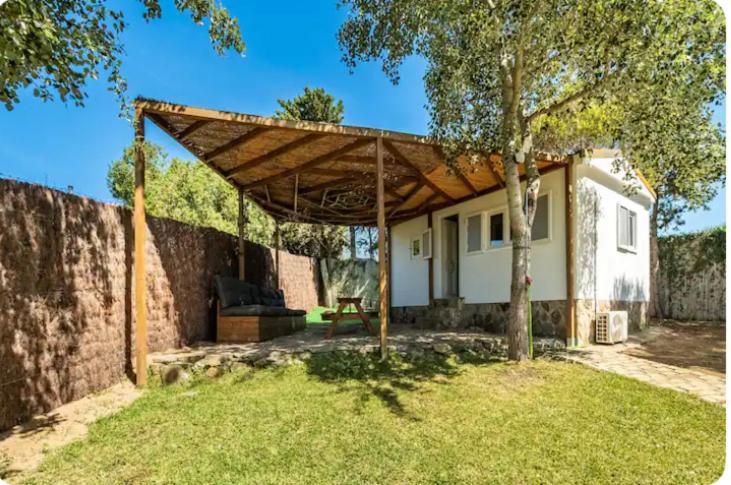 pawilon na podwórku domu w obiekcie Apartamento La Marisma w mieście Bolonia