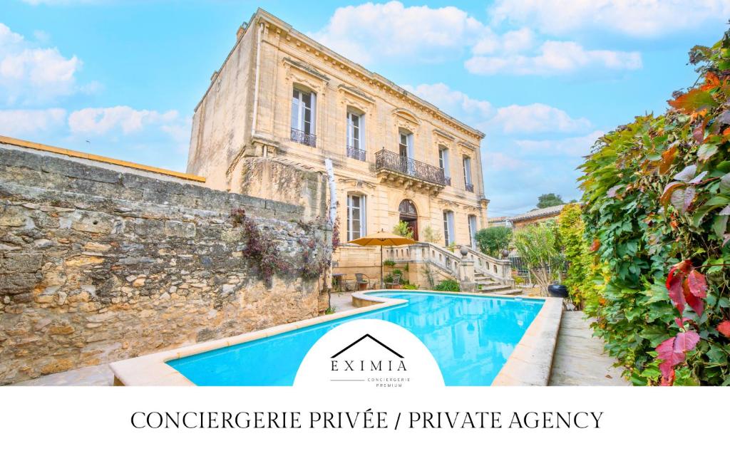 une villa avec piscine devant un immeuble dans l'établissement Le Manoir du Belvédère - Piscine/Baby-Foot/Billard, à Castries