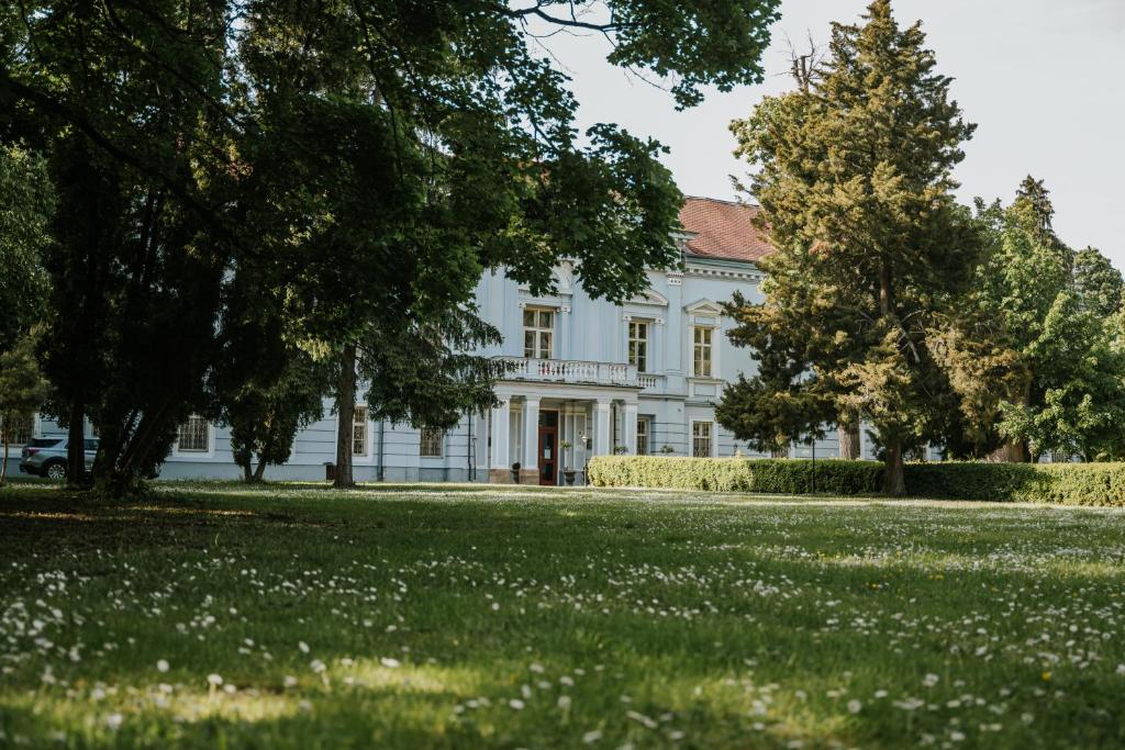 Zahrada ubytování Hotel Kaštieľ Mojmírovce