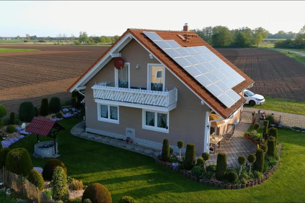 Merkendorf的住宿－ruhiger als im Hotel，屋顶上设有太阳能电池板的房子