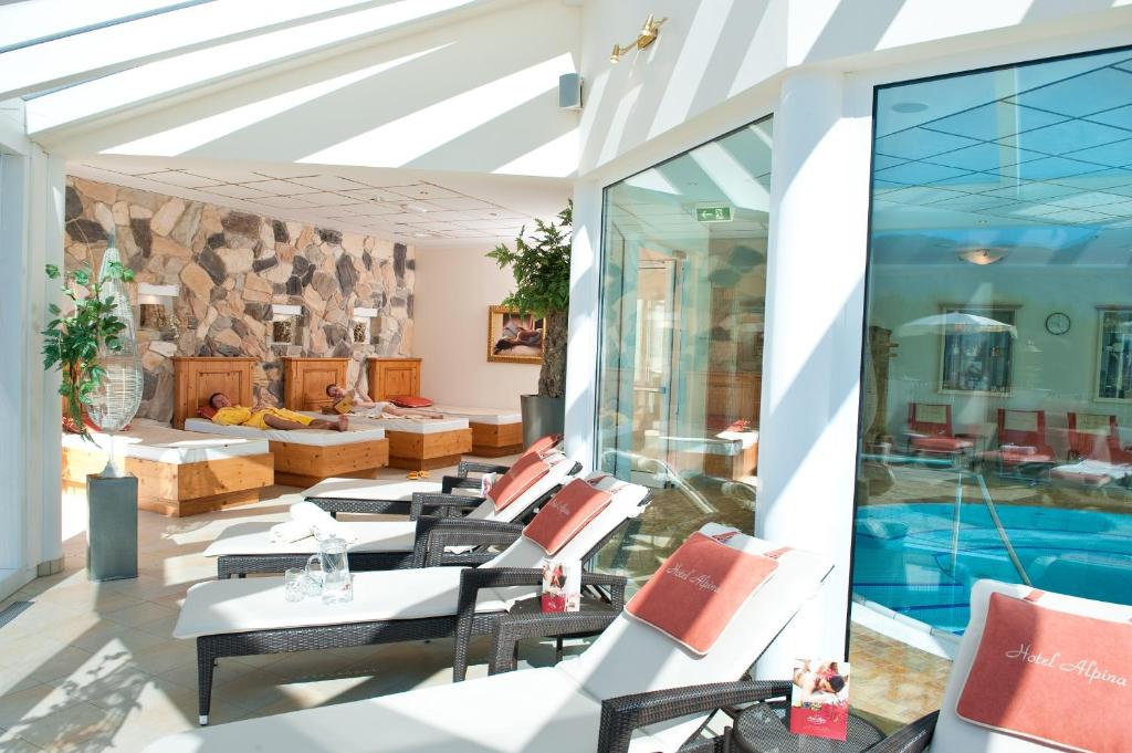 Bazén v ubytování Hotel Alpina Wellness & Spa Resort nebo v jeho okolí