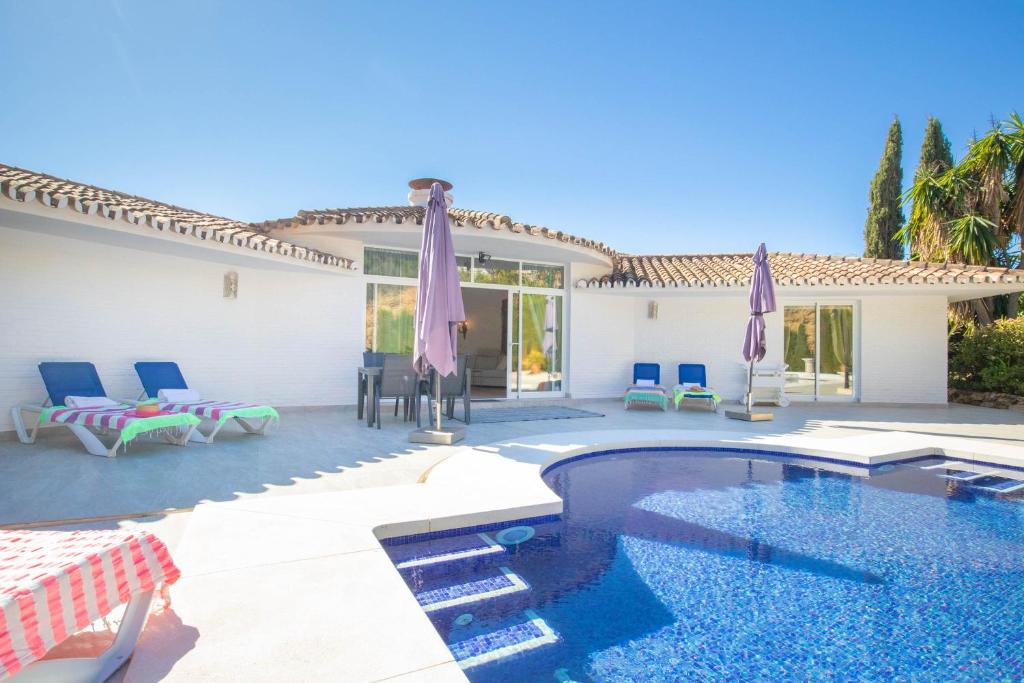 Bazén v ubytovaní Pool Villa Rancho Domingo family friendly - Happy Rentals alebo v jeho blízkosti