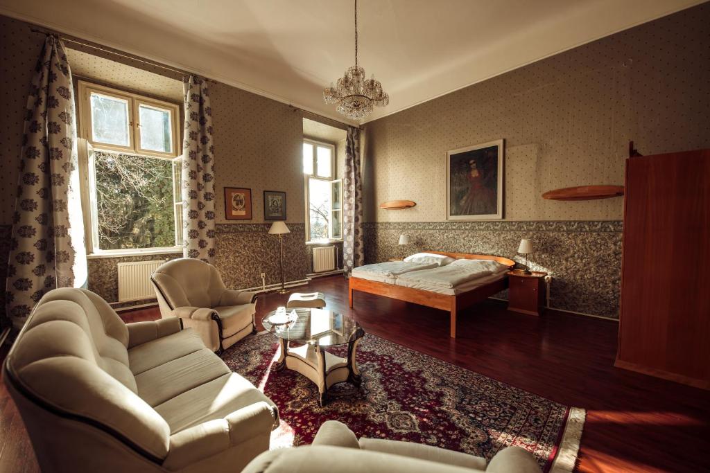 Postel nebo postele na pokoji v ubytování Hotel Kaštieľ Mojmírovce