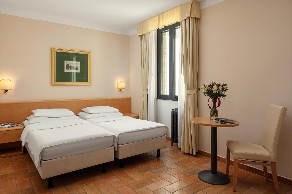 Postel nebo postele na pokoji v ubytování Hotel Roma Prague
