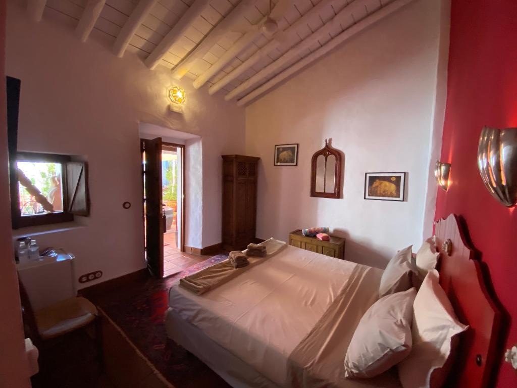 A bed or beds in a room at La Guzmana de Ronda