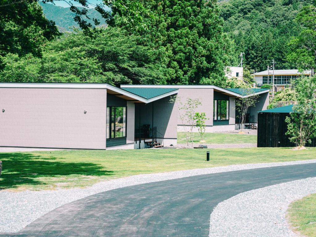 een huis met een garage naast een weg bij TEF TANIGUMI - Vacation STAY 78822v 