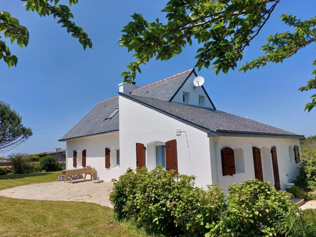 une petite chapelle blanche avec des portes rouges dans l'établissement 480-Villa des dunes de St Tugen, à Esquibien