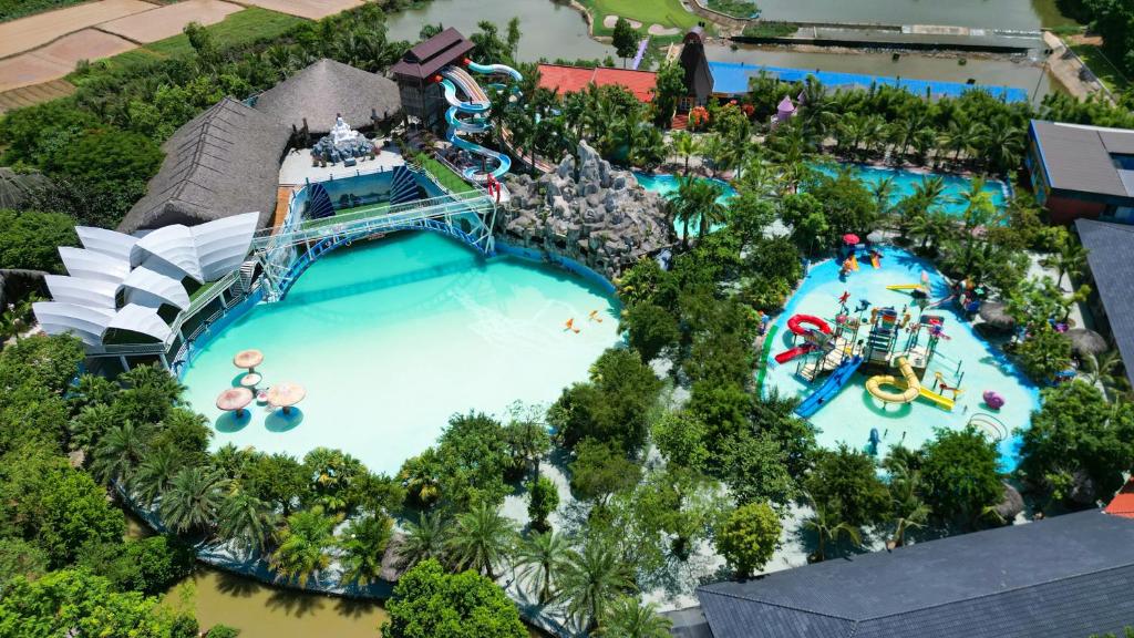 uma vista panorâmica de um parque aquático num resort em Quảng Ninh Gate Hotel & Resort em Bác Mã
