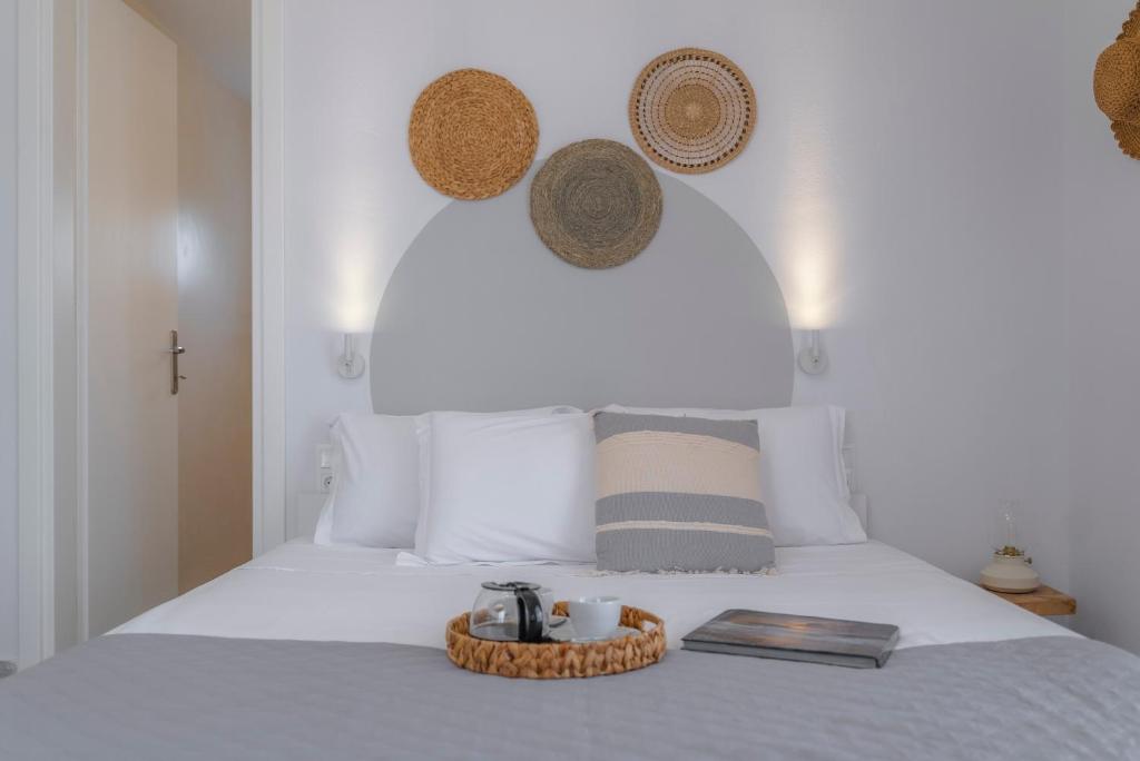 um quarto com uma cama com uma bandeja em Disis Residence em Naxos Chora