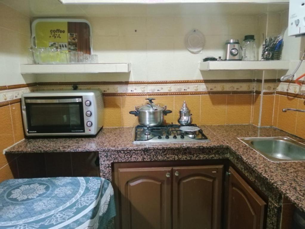 Oulad Yakoub的住宿－Avito maroc，一间带炉灶和微波炉的小厨房
