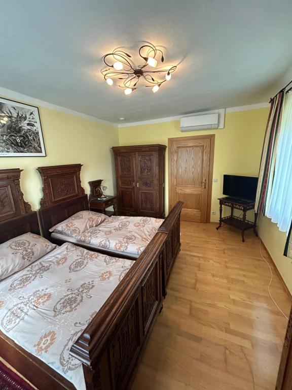 Postel nebo postele na pokoji v ubytování Gut Keutschachhof