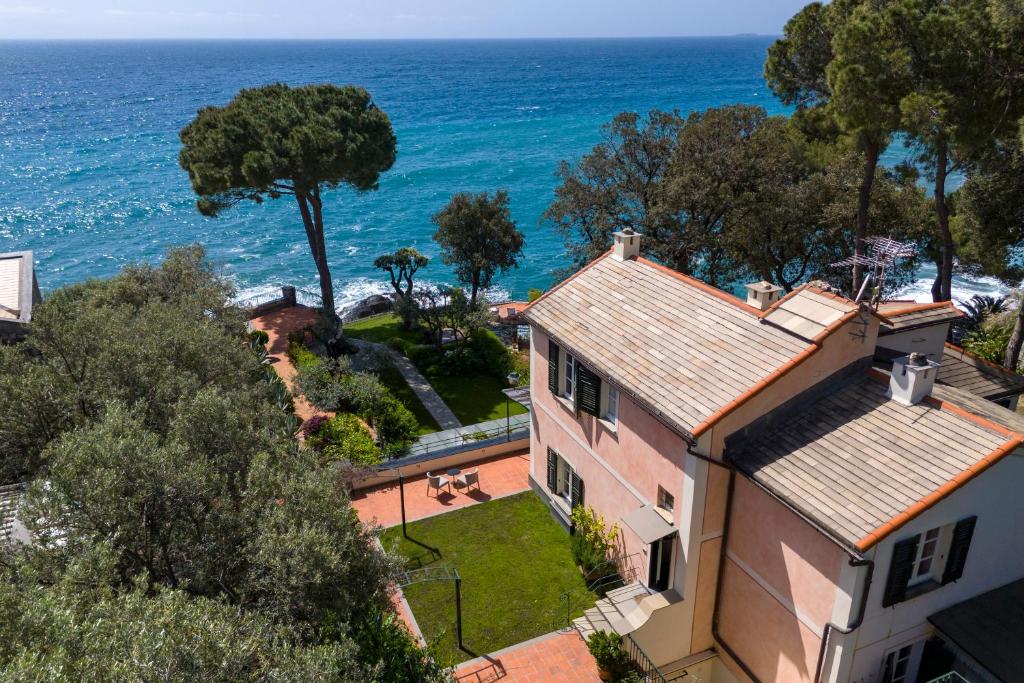 una vista aérea de una casa y del océano en Wonderful Villa In Mulinetti, en Recco