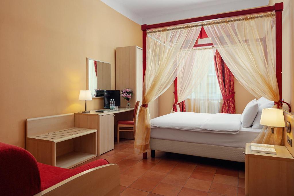 Postel nebo postele na pokoji v ubytování Hotel Caesar Prague