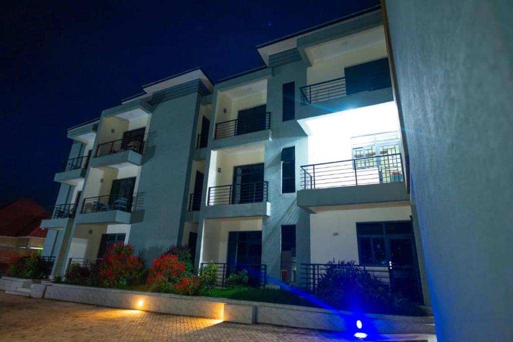 duży biały budynek z oświetleniem w nocy w obiekcie VENUS APARTMENT Kigali w mieście Kigali