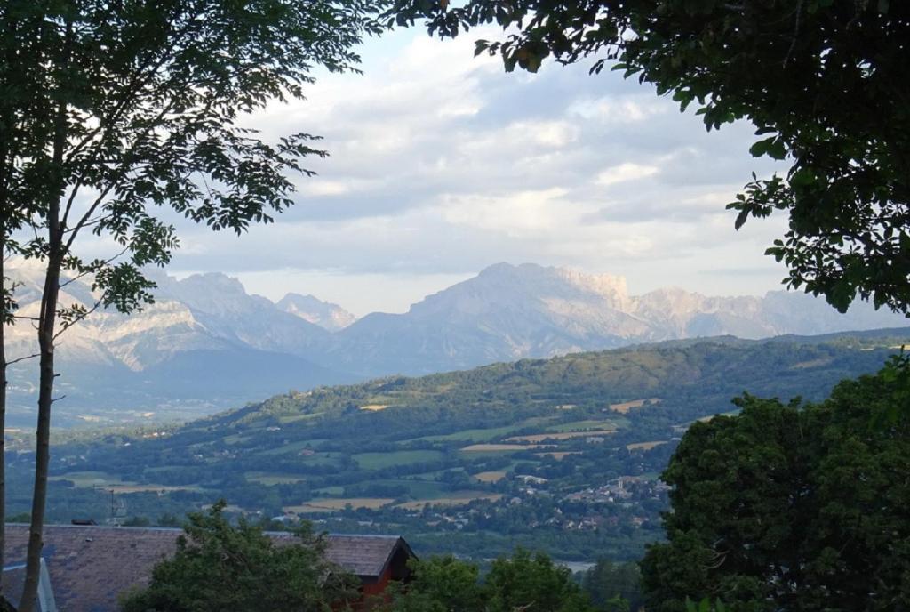 - une vue sur une vallée avec des montagnes au loin dans l'établissement Chalet jolie vue montagne Air vivifiant, à Saint-Léger-les-Mélèzes