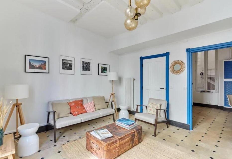 un salon avec un canapé et une table dans l'établissement Les Secrets de la rue Dauphine, à Paris