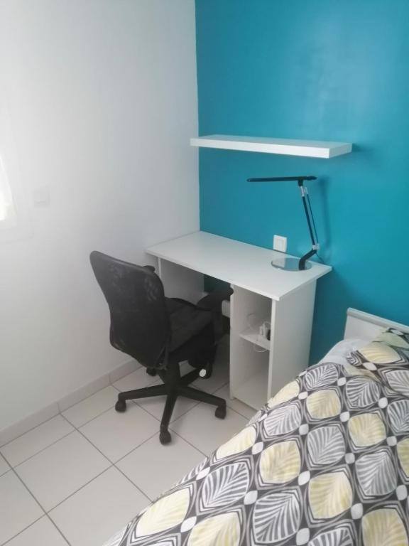 - une chambre avec un bureau, un lit, un bureau et une chaise dans l'établissement Chambre proche du mont Saint Michel, à Montours