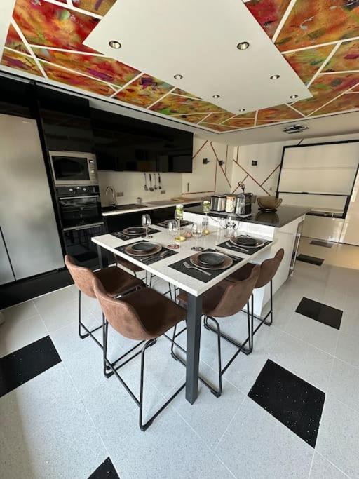 une cuisine avec une table et des chaises dans l'établissement JOIA PARIS - Vaugirard, à Paris