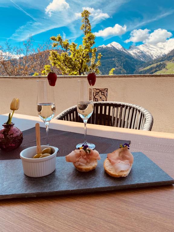 Nespecifikovaný výhled na hory nebo výhled na hory při pohledu z hotelu