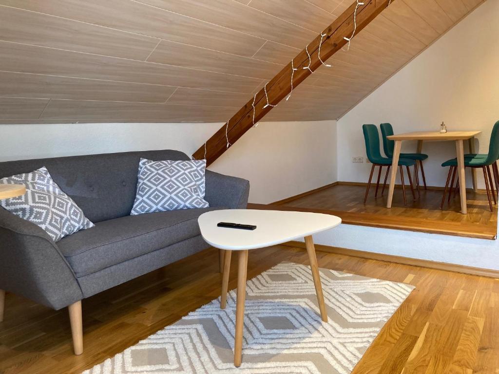 ein Wohnzimmer mit einem Sofa und einem Tisch in der Unterkunft Ferienwohnung Das Nest in Schiltach